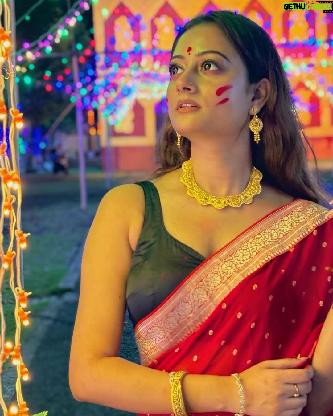 Tonni Laha Roy Instagram - ভরে থাকুক আমার মুঠো দুই চোখে থাকুক ধারা, এল সময় রাজার মতো হলো কাজের হিসেব সারা।