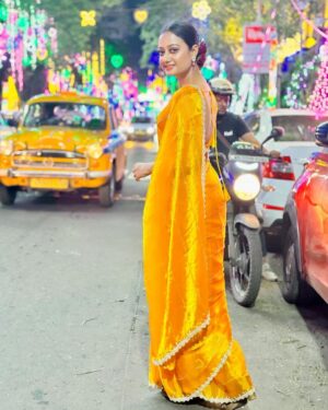 Tonni Laha Roy Instagram - নবমির ছবি 💛🌟
#duggadugga 
#durgapuja 
Saree @desi_bee_by_tadrishee_ghosh
