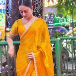 Tonni Laha Roy Instagram - নবমির ছবি 💛🌟 #duggadugga #durgapuja Saree @desi_bee_by_tadrishee_ghosh
