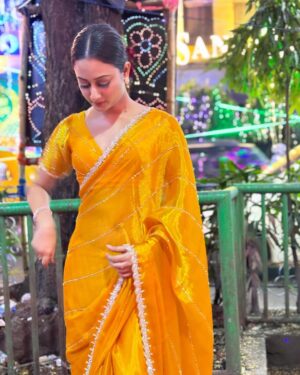 Tonni Laha Roy Instagram - নবমির ছবি 💛🌟
#duggadugga 
#durgapuja 
Saree @desi_bee_by_tadrishee_ghosh