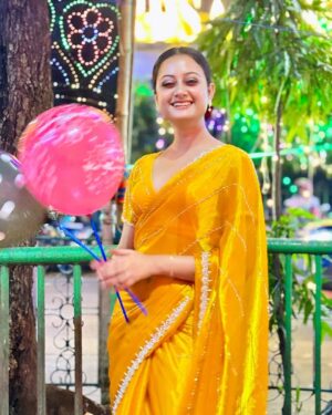 Tonni Laha Roy Instagram - নবমির ছবি 💛🌟
#duggadugga 
#durgapuja 
Saree @desi_bee_by_tadrishee_ghosh