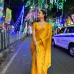 Tonni Laha Roy Instagram - নবমির ছবি 💛🌟 #duggadugga #durgapuja Saree @desi_bee_by_tadrishee_ghosh