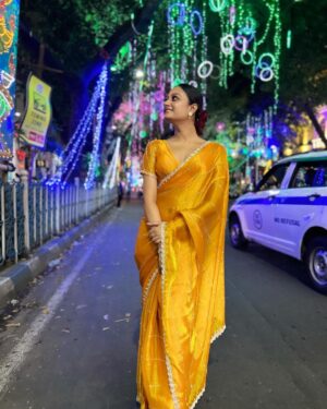 Tonni Laha Roy Instagram - নবমির ছবি 💛🌟
#duggadugga 
#durgapuja 
Saree @desi_bee_by_tadrishee_ghosh
