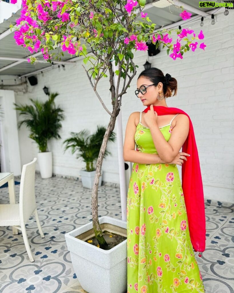 Tonni Laha Roy Instagram - 🌸 Beautiful floral dress🌸Get pujo ready with @desi_bee_by_tadrishee_ghosh 👗🌸💚🩷 #pujowear #ethnic #indowestern #gown #instagood #instafashion #photooftheday