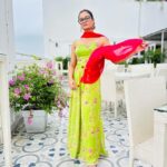 Tonni Laha Roy Instagram – 🌸 Beautiful floral dress🌸Get pujo ready with @desi_bee_by_tadrishee_ghosh 👗🌸💚🩷

#pujowear #ethnic #indowestern #gown #instagood #instafashion #photooftheday