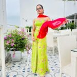 Tonni Laha Roy Instagram - 🌸 Beautiful floral dress🌸Get pujo ready with @desi_bee_by_tadrishee_ghosh 👗🌸💚🩷 #pujowear #ethnic #indowestern #gown #instagood #instafashion #photooftheday