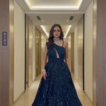 Tridha Choudhury Instagram - Sapphire dream 💙 #timesfashionweek #showstopper #fashionshows #fashionweekly #eveningdresses #eveninggowns #diamondjewellery #diamondsareforever