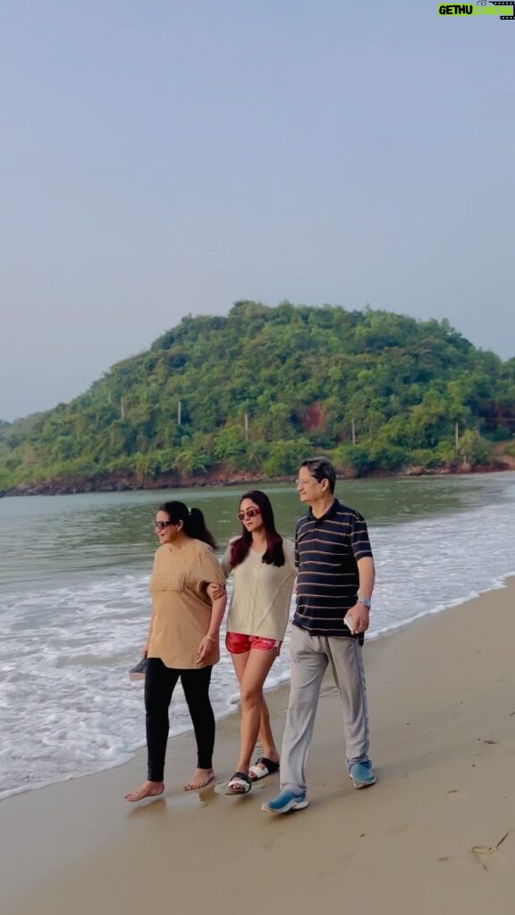 Tridha Choudhury Instagram - With you two by my side The Chaotic world seems to be perfectly fine 🍀 #parentsofinstagram #parentslove #beachdayeveryday #beachlove #sunriseoftheday #sunriselove