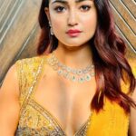 Tridha Choudhury Instagram - If ‘Ittar’ had a sound This would be it oye-hoye-hoye 💛 Wearing @aashirwad.jewels 💛 #emeraldjewellery #jewellerygram #jewellerylove #weddingseason2023 #indianweddings