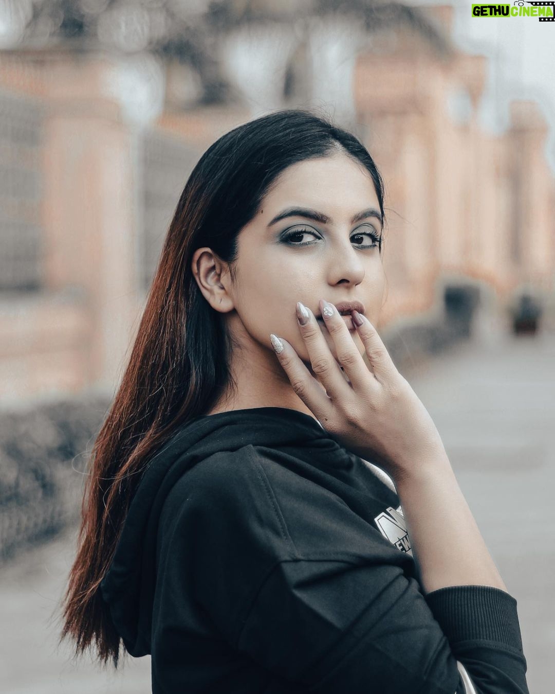 Tunisha Sharma Instagram - Maybe thorns, have roses. 🥀 • • • • Shot by- @akphotography_mumbai