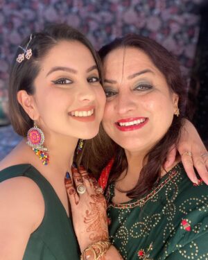 Tunisha Sharma Instagram - The Diwali vlog is now out on my YouTube Channel!
The link is in my bio, go check it out!❤️
I know you guys were waiting for this🌼
Happy Diwali from me and bebe to you all✨