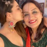 Tunisha Sharma Instagram - The Diwali vlog is now out on my YouTube Channel! The link is in my bio, go check it out!❤️ I know you guys were waiting for this🌼 Happy Diwali from me and bebe to you all✨