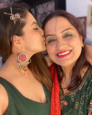 Tunisha Sharma Instagram - The Diwali vlog is now out on my YouTube Channel!
The link is in my bio, go check it out!❤️
I know you guys were waiting for this🌼
Happy Diwali from me and bebe to you all✨