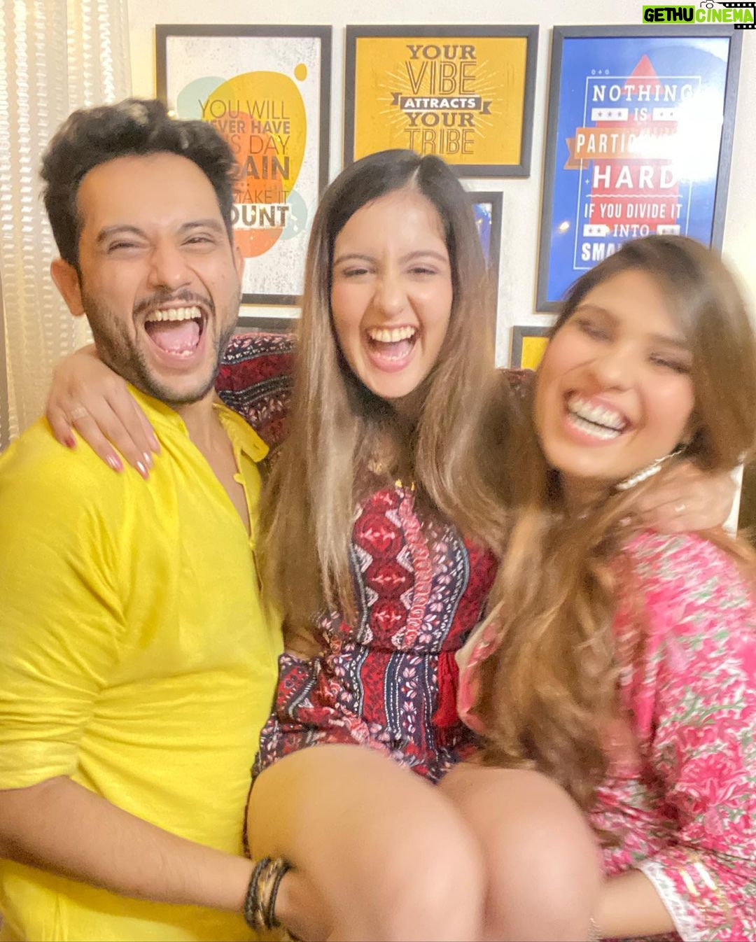 Tunisha Sharma Instagram - Diwali vibes with my homies🪔🌹 @vanitasharma1402 @abhisheksharmaoriginal @_tunisha.sharma_ @kanansharrma