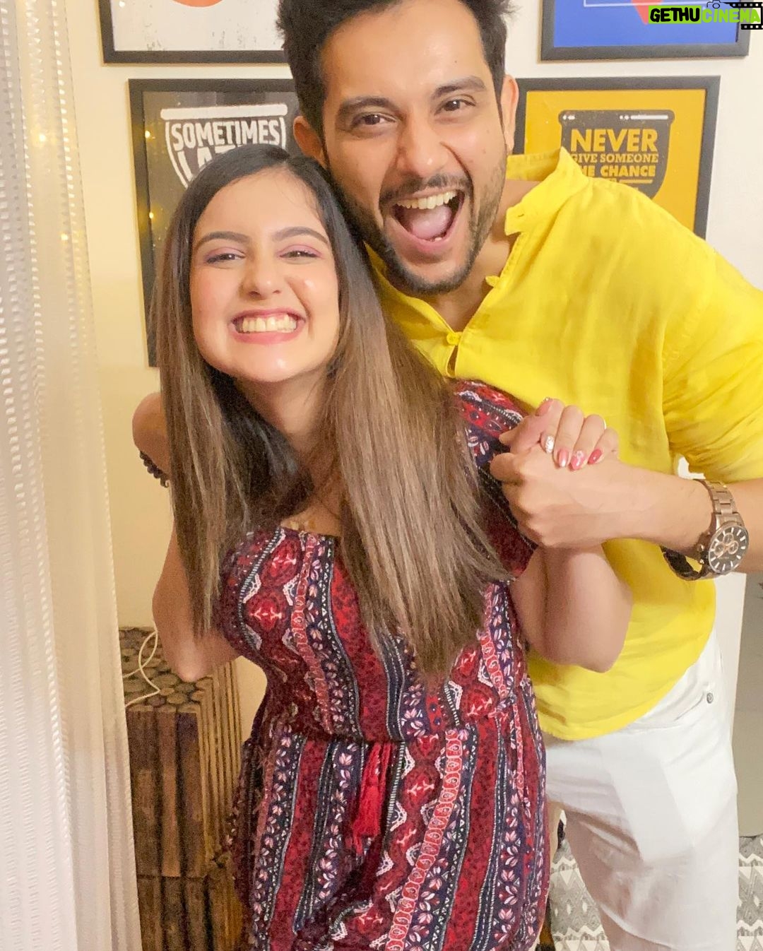 Tunisha Sharma Instagram - Diwali vibes with my homies🪔🌹 @vanitasharma1402 @abhisheksharmaoriginal @_tunisha.sharma_ @kanansharrma
