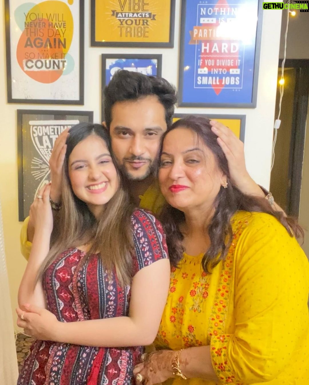 Tunisha Sharma Instagram - Diwali vibes with my homies🪔🌹 @vanitasharma1402 @abhisheksharmaoriginal @_tunisha.sharma_ @kanansharrma