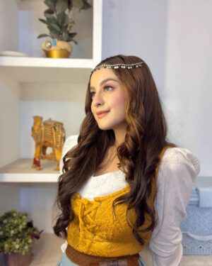 Tunisha Sharma Instagram - To become a Queen, you have to give up playing the princess…
#Marjeena✨