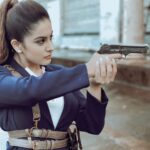 Tunisha Sharma Instagram - On duty!⛓⚠️ Dnt forget to watch the show at 8:00pm. You all are going to love it!🤍 #herogayabmode🔛