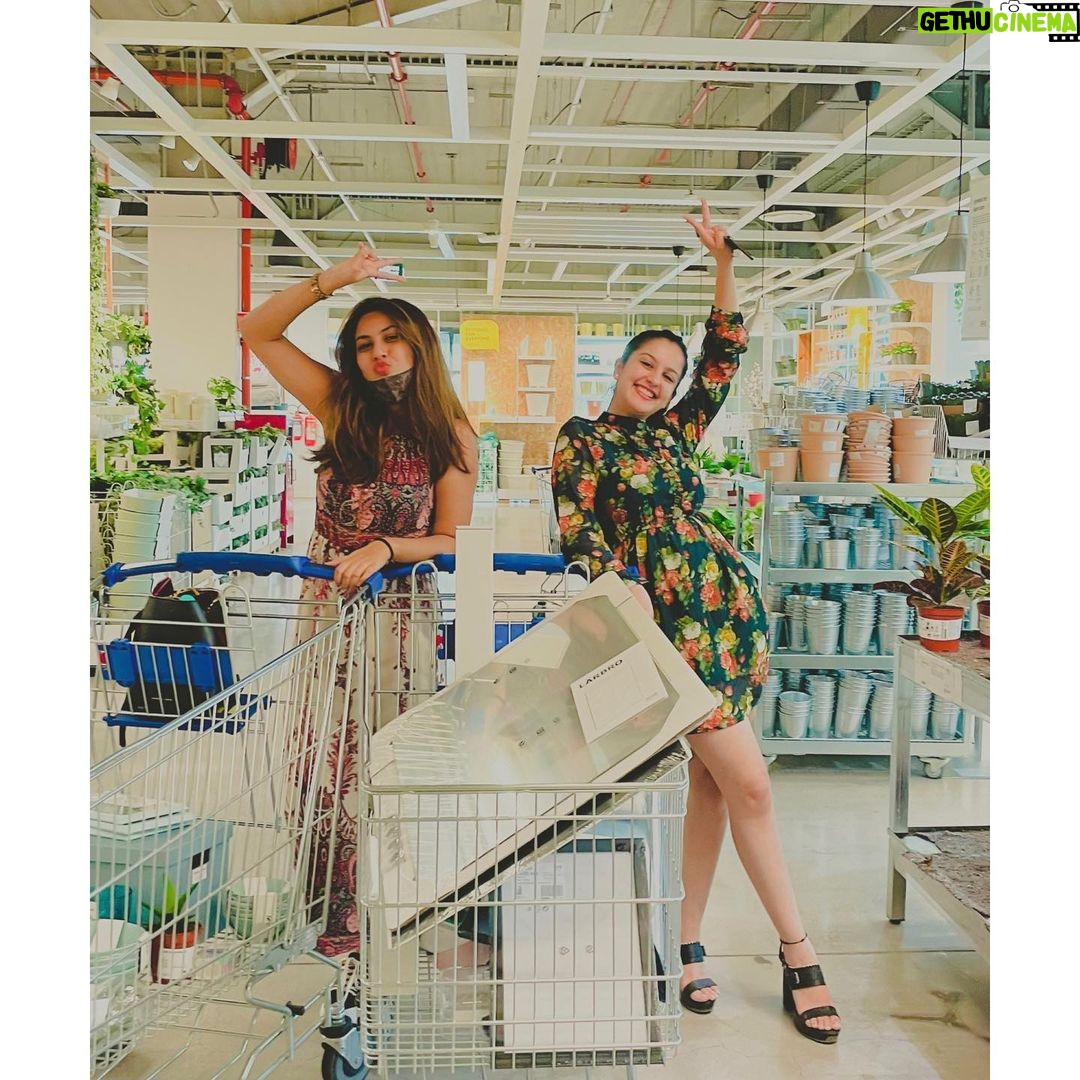 Tunisha Sharma Instagram - I don’t make friends easily but, dil ko karaar aaya, tujhpe hai pyaar aaya... (Just being cheesy)😌 #Shoppingdoneright✔️🛒🛍