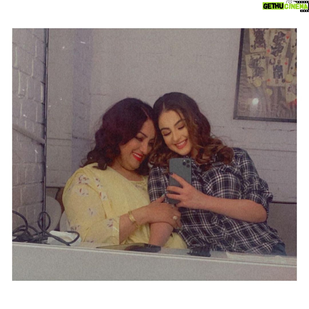 Tunisha Sharma Instagram - I feel blessed that my mother still comes with me on the shoots every single time even if its her birthday ! We’re gonna celebrate her birthday on the set today!!🌈