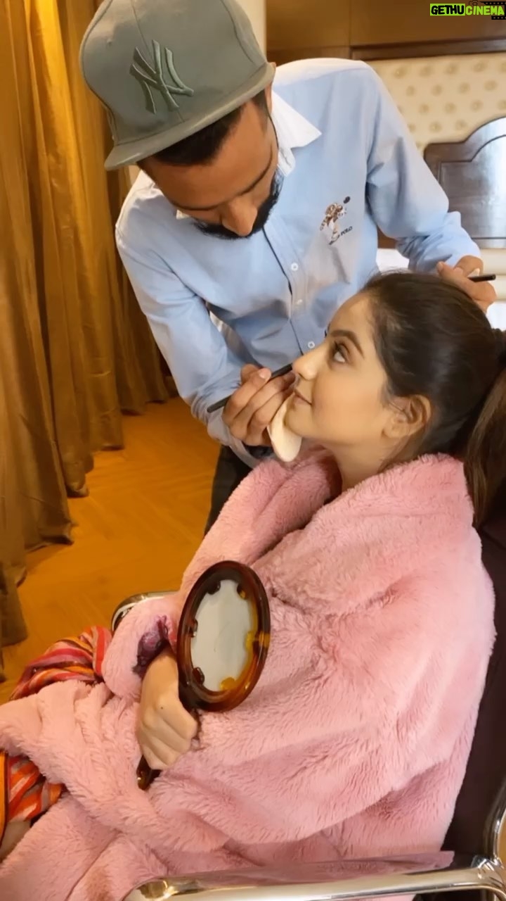 Tunisha Sharma Instagram - Stay tuned...🤍 @hairfyvivek 💆♀️ @vickymakeover13 💄