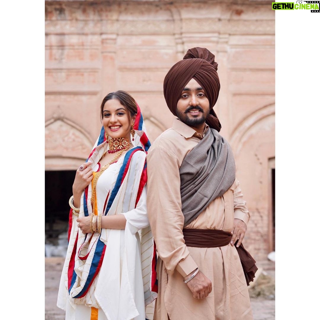 Tunisha Sharma Instagram - All smiles with @manavgeet_gill Thank you for all the love and support to Sardari!❤️ Keep supporting and stay tuned for more✨ #lovetoall🌸