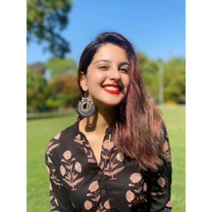 Tunisha Sharma Instagram - A little surprise..❤️ Eeeeeeee😬 #My8MonthsBracesJourney #FinallyGotThemOff🙌🏻 @vanitasharma1402 we did it mamma!😙