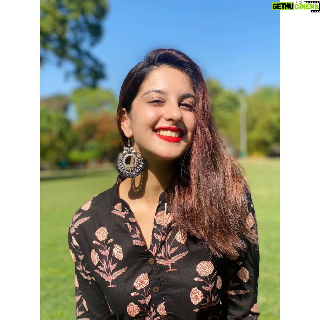 Tunisha Sharma Instagram - A little surprise..❤️ Eeeeeeee😬 #My8MonthsBracesJourney #FinallyGotThemOff🙌🏻 @vanitasharma1402 we did it mamma!😙