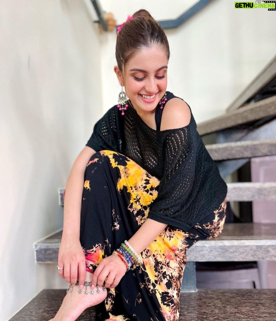 Tunisha Sharma Instagram - Dress code- kehekshan 🌺 @kehekshan18