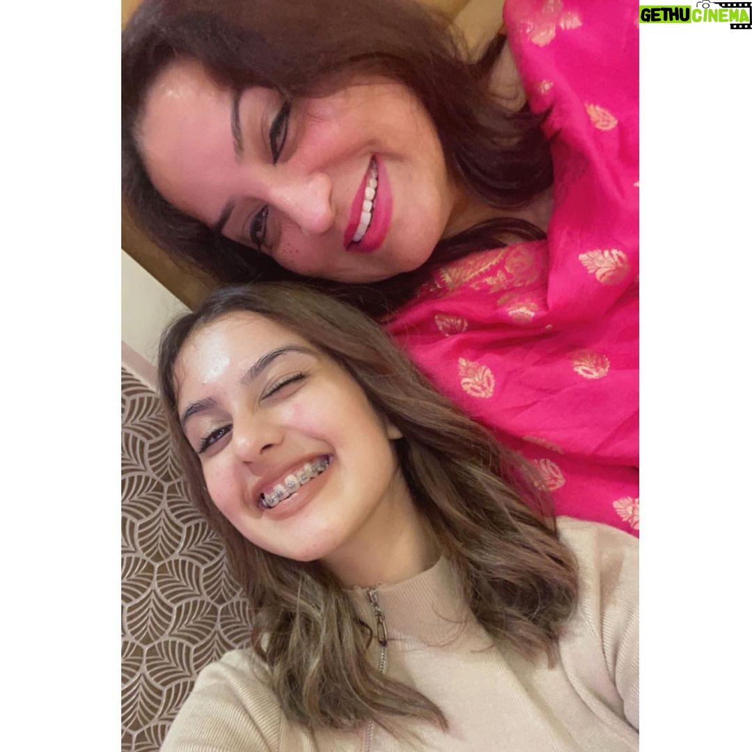 Tunisha Sharma Instagram - A little surprise..❤️ Eeeeeeee😬 #My8MonthsBracesJourney #FinallyGotThemOff🙌🏻 @vanitasharma1402 we did it mamma!😙