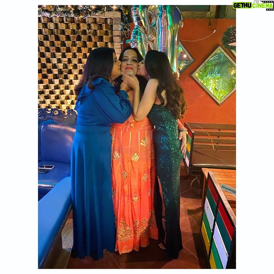 Tunisha Sharma Instagram - I am so grateful for everything. You have brought me on this earth, raised me and did everything for me. Thank you #Bebe for giving me life, ILOVEYOU❤️ Thank you everyone for all your lovely wishes for all the lovely edits and to the beautiful people that came and made my 18th so memorable, i feel very blessed to have each and every one of you.🌸 @riittiikkaa @hakeemspace @kanwardhilon Thank you for everything❤️🌟
