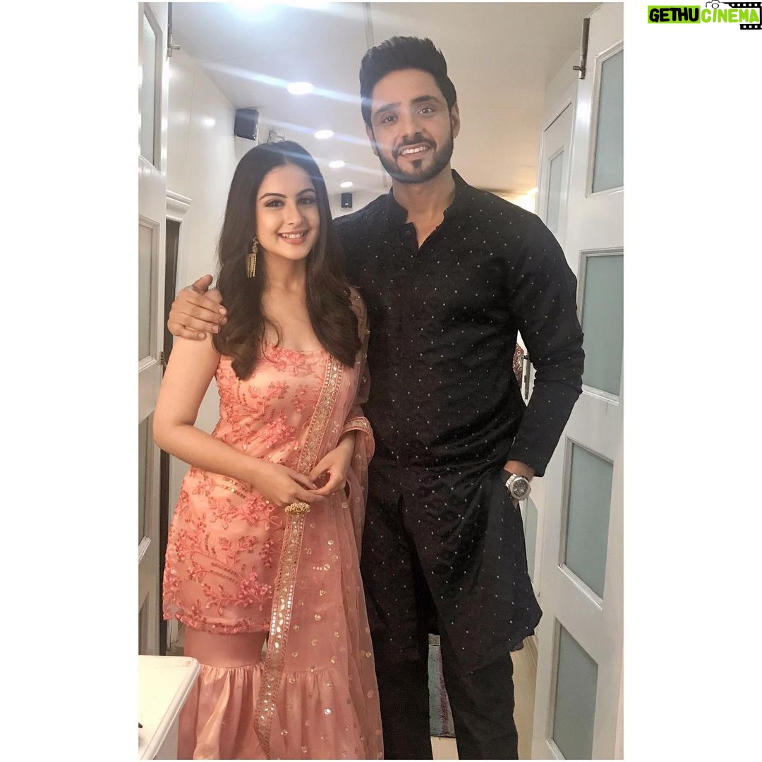 Tunisha Sharma Instagram - Finally a picture together...🌟😁 @adnan_a_khan Kabeer-Zara #IshqSubhanAllah🌸❤️ @zeetv