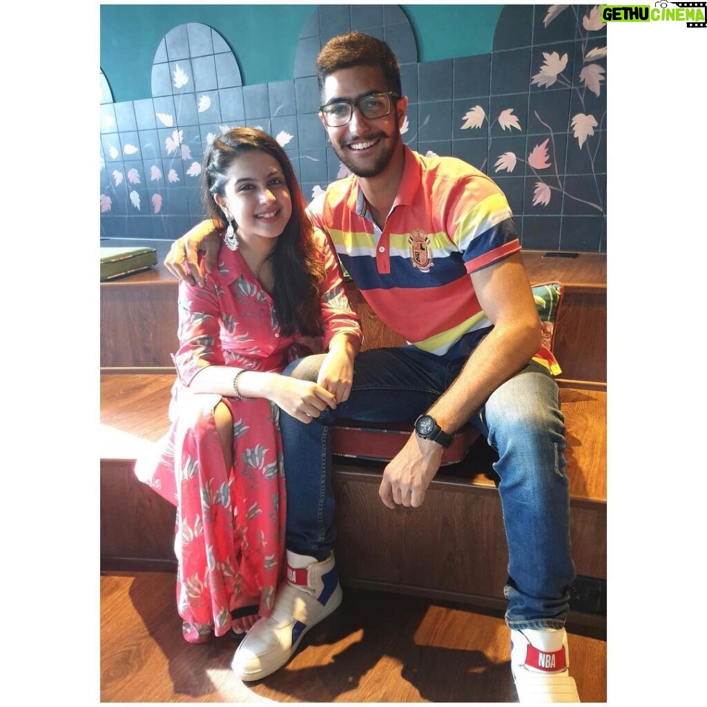 Tunisha Sharma Instagram - May god bless you.❤️ HAPPY BIRTHDAY VADDE VEER JI I will be always there to irritate you👊🏻😚 Missing you and all the gedis! Meet me soon chasmish😌