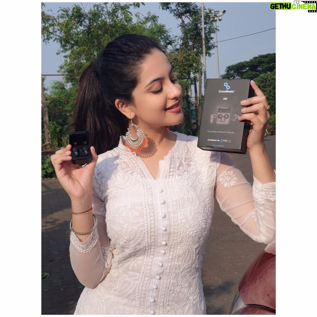 Tunisha Sharma Instagram - Thank you @crossbeatsind for the amazing earbuds..Loved it! ❤️ P.s @kanwardhilon Mere headphones better hain..🙇🏻‍♀️🤪 Mumbai, Maharashtra