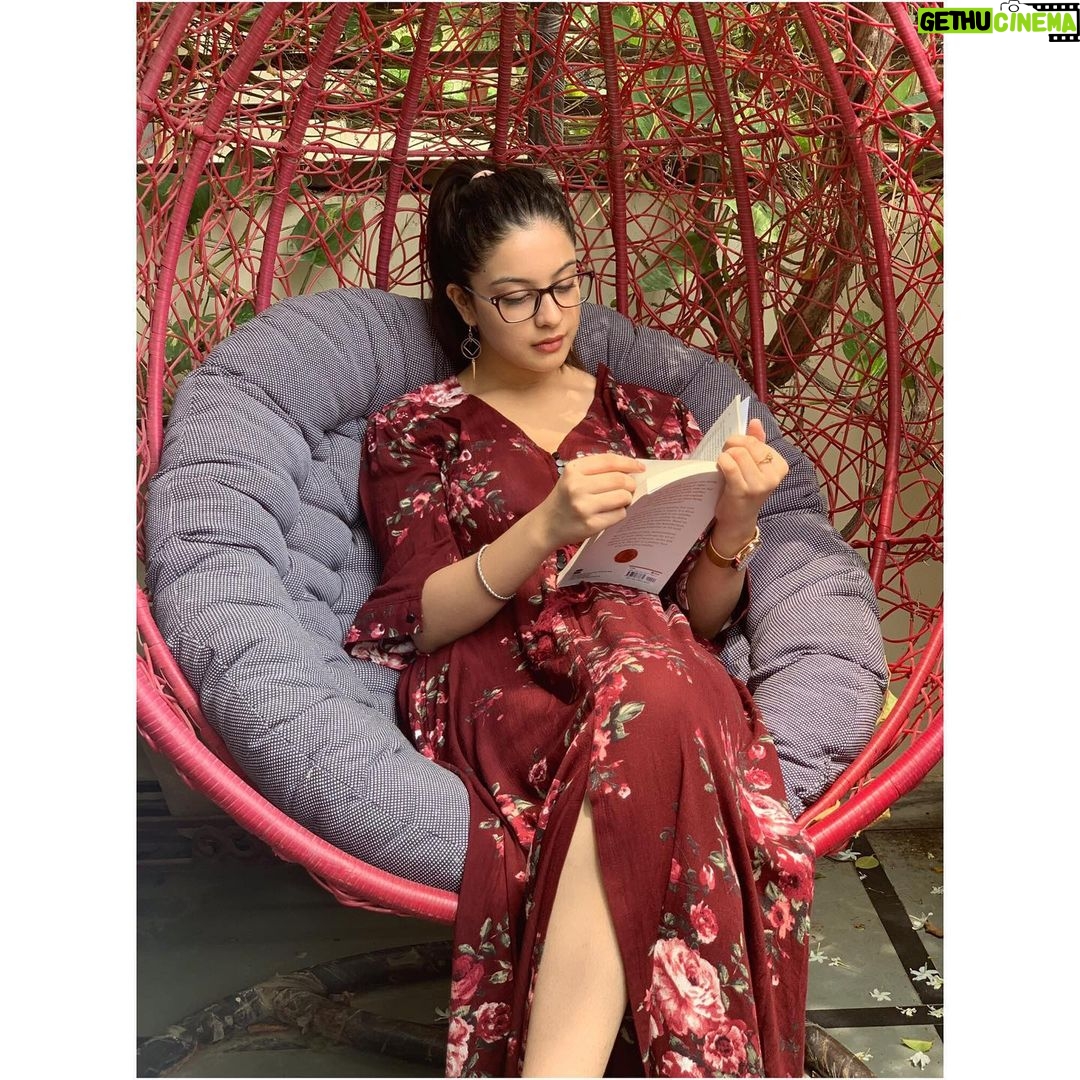 Tunisha Sharma Instagram - What are you reading this weekend?🤓