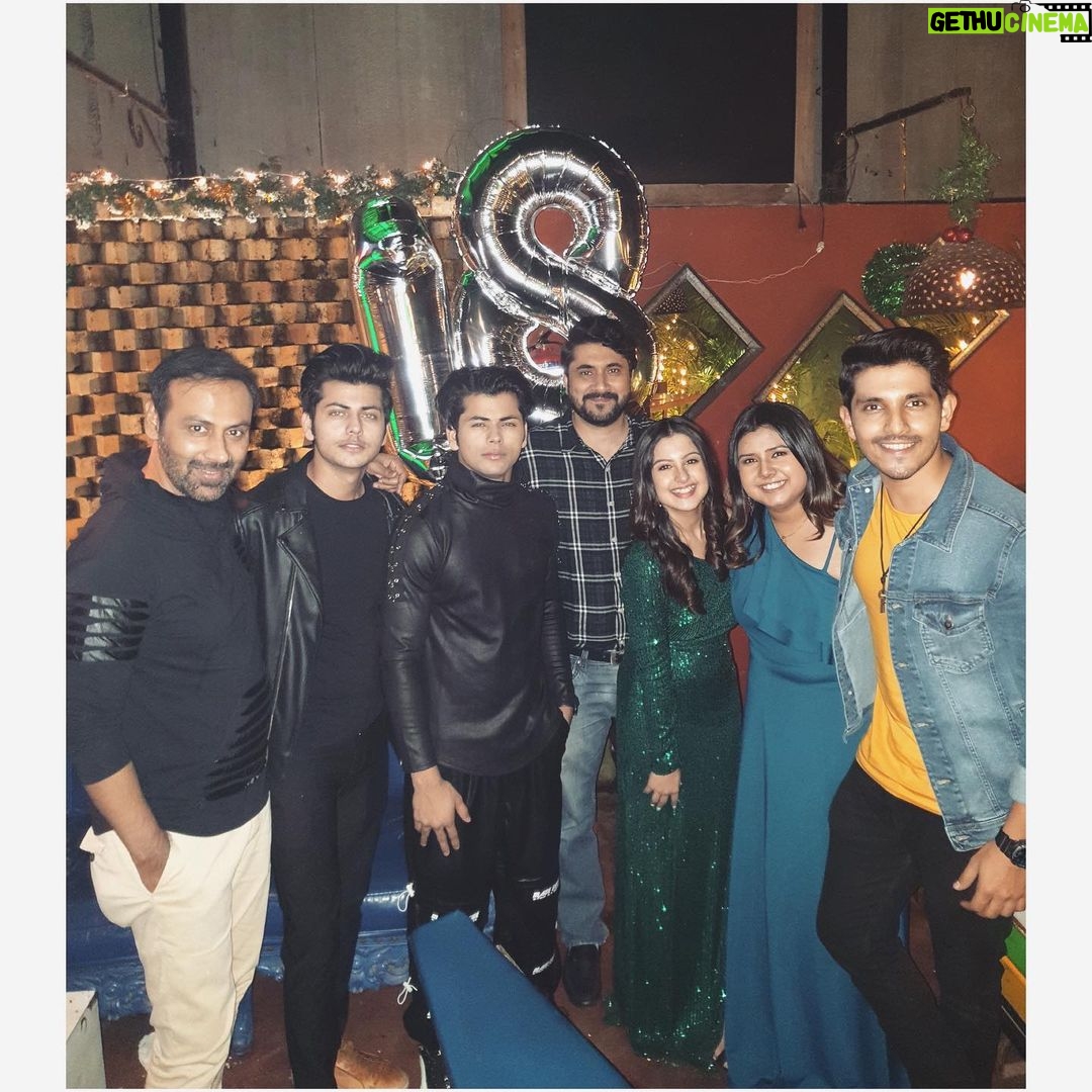Tunisha Sharma Instagram - Birthdays are incomplete without the ones that love and care for you.🌟❤️