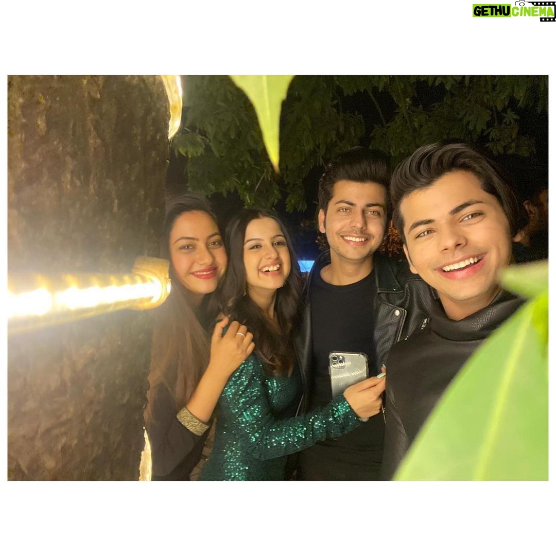 Tunisha Sharma Instagram - Birthdays are incomplete without the ones that love and care for you.🌟❤️