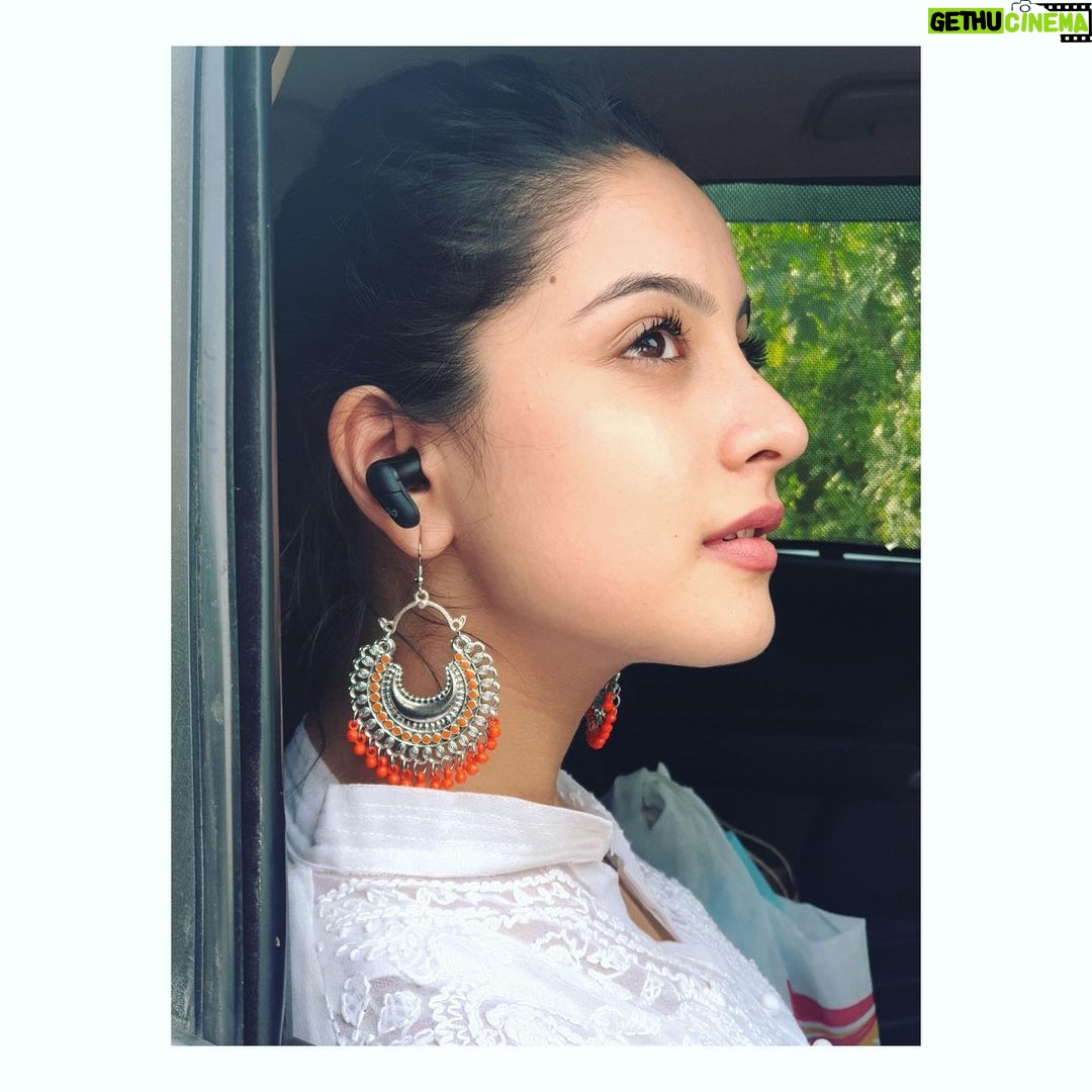 Tunisha Sharma Instagram - Thank you @crossbeatsind for the amazing earbuds..Loved it! ❤️ P.s @kanwardhilon Mere headphones better hain..🙇🏻♀️🤪 Mumbai, Maharashtra