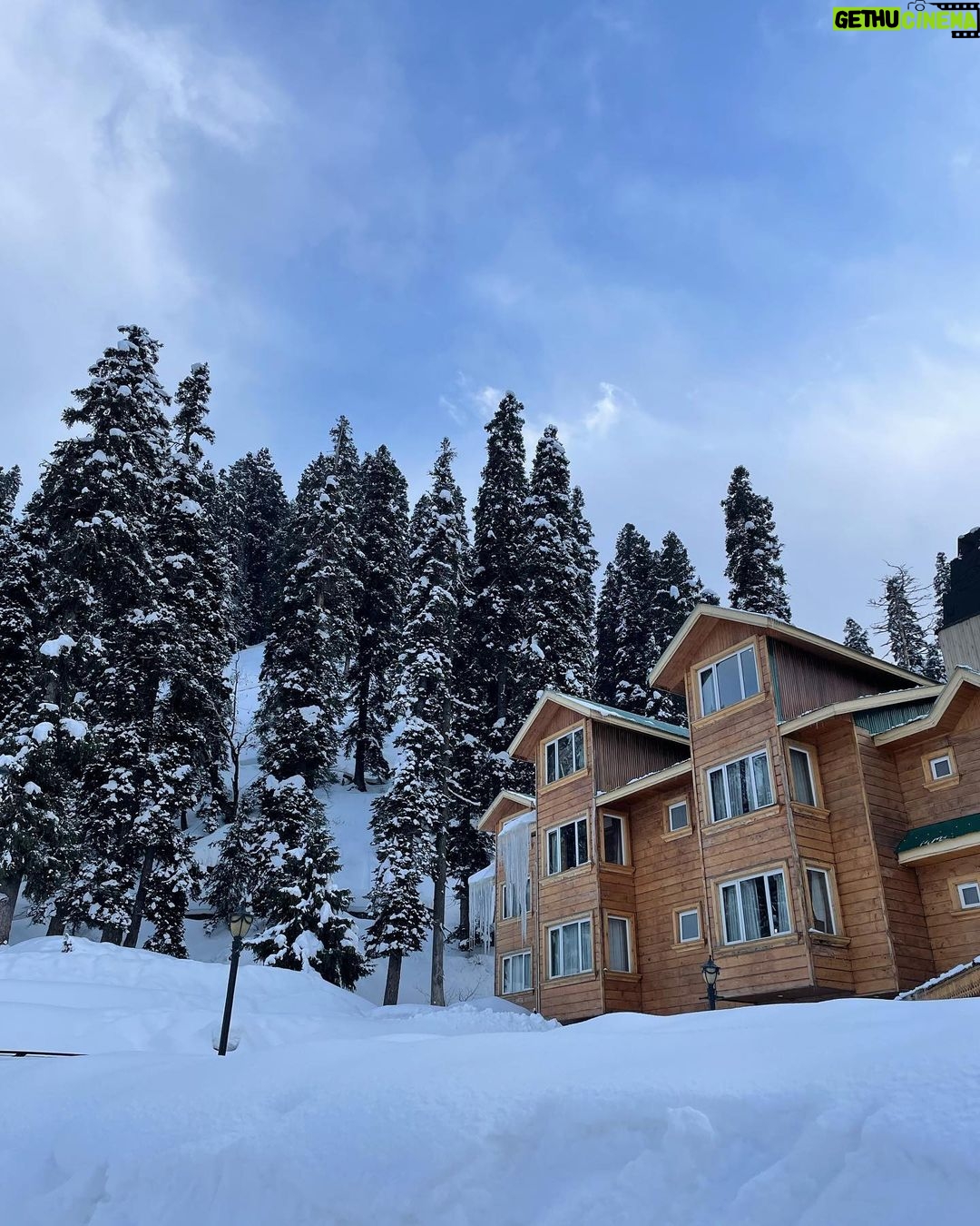 Tunisha Sharma Instagram - Beauty🕊✨ Gulmarg, Kashmir