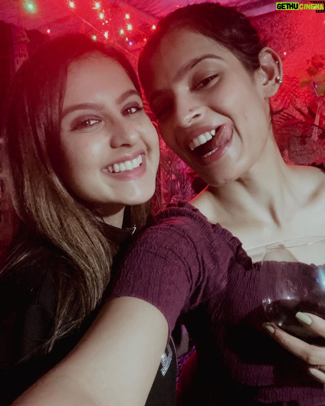 Tunisha Sharma Instagram - ਨਵੇਂ ਸਾਲ ਦੀਆਂ ਲੱਖ ਲੱਖ ਮੁਬਾਰਕਾਂ ♥️ #whenyousurpriseyourbestfriend #cheersto2022🥂