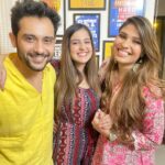 Tunisha Sharma Instagram - Diwali vibes with my homies🪔🌹 @vanitasharma1402 @abhisheksharmaoriginal @_tunisha.sharma_ @kanansharrma