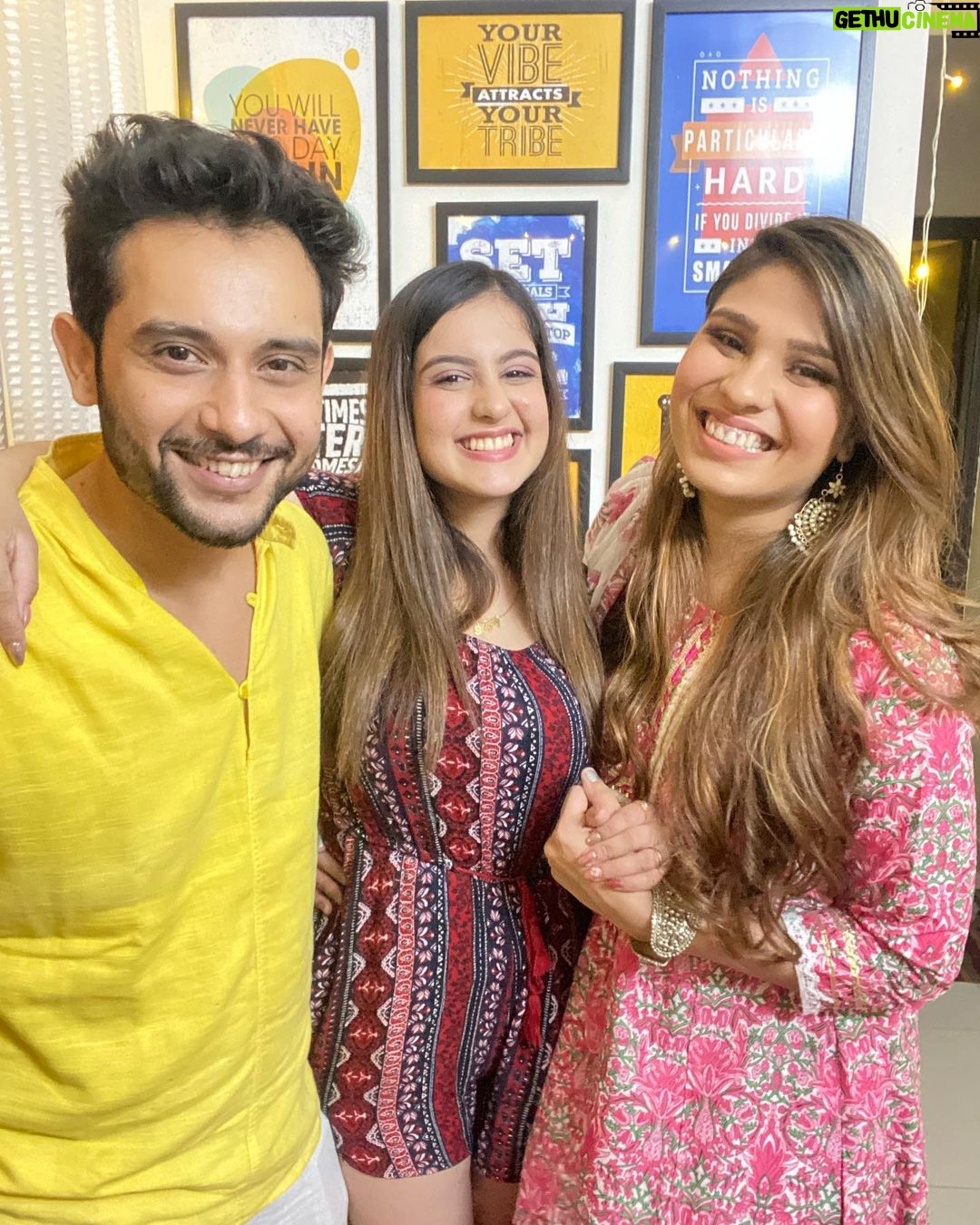 Tunisha Sharma Instagram - Diwali vibes with my homies🪔🌹 @vanitasharma1402 @abhisheksharmaoriginal @_tunisha.sharma_ @kanansharrma