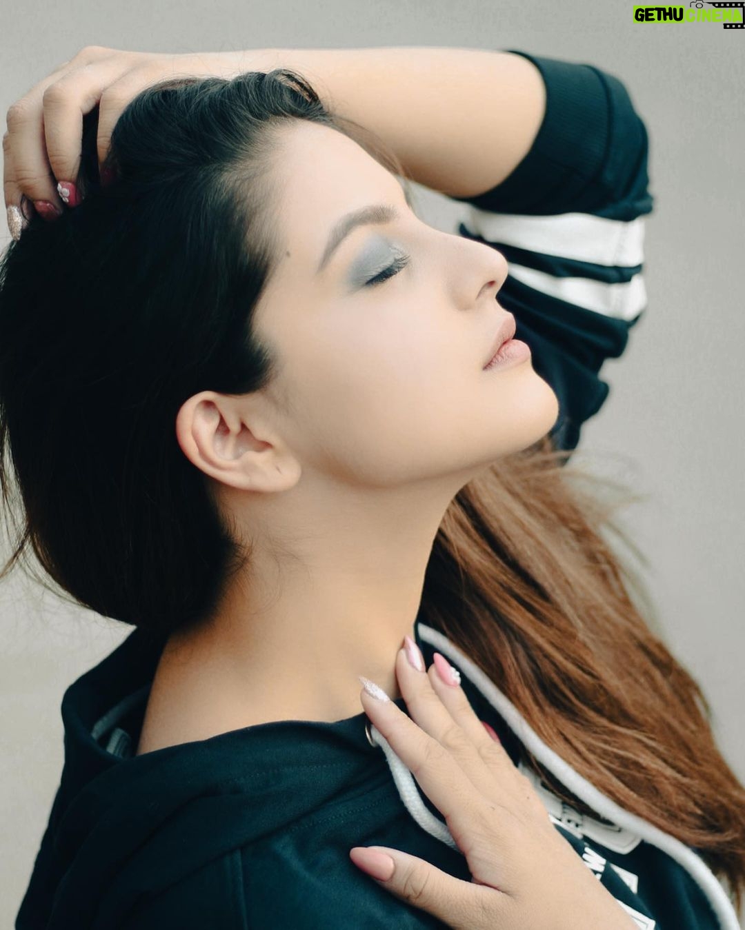 Tunisha Sharma Instagram - #TheSweaterWeatherIsComing🧣❄️ • • • • Shot by- @akphotography_mumbai