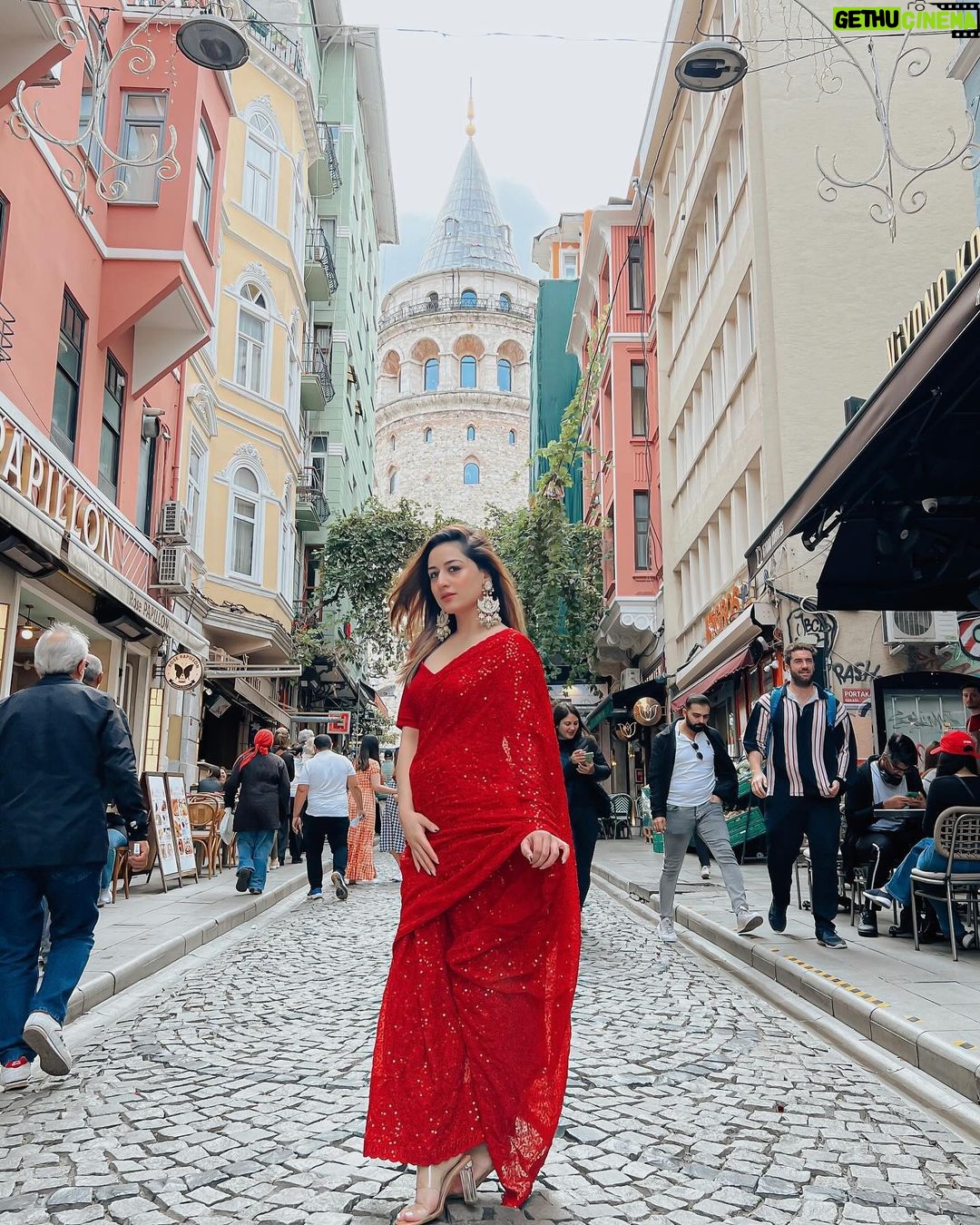 Uditi Singh Instagram - Tumhe jo maine dekha… ❤️🇹🇷🌶️ Galata Tower
