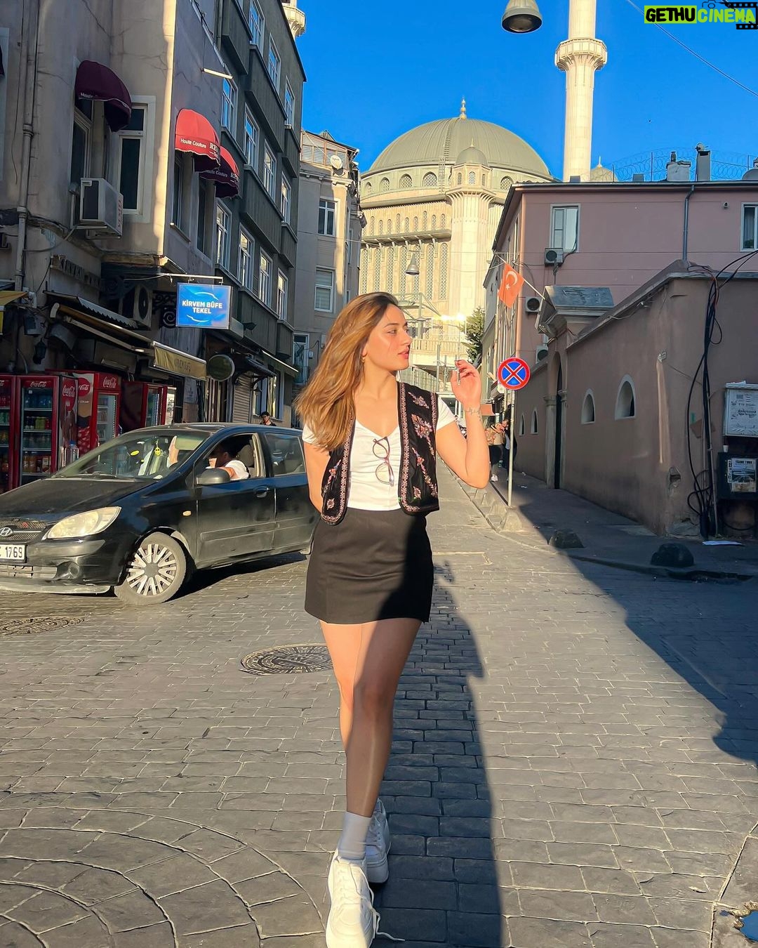 Uditi Singh Instagram - 🇹🇷✨🤌🏻 Taksim Square - Istanbul, Turkey