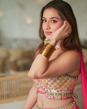 Uditi Singh Instagram - Sight for sore eyes 🩷✨
.
.
.
Wearing: @aliyanabymeenabazaar 
MUA: @dvmakeovers 
📸: @amit_dey_photography