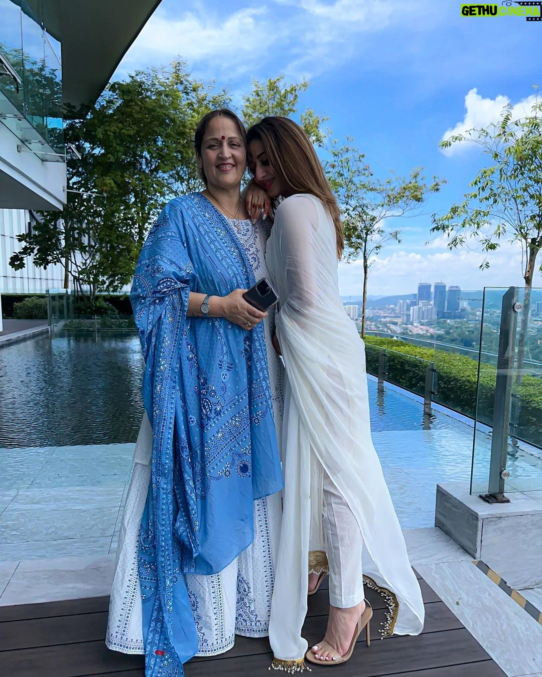 Uditi Singh Instagram - Happy birthday to meri pyaari Bindu ❤️🧿✨