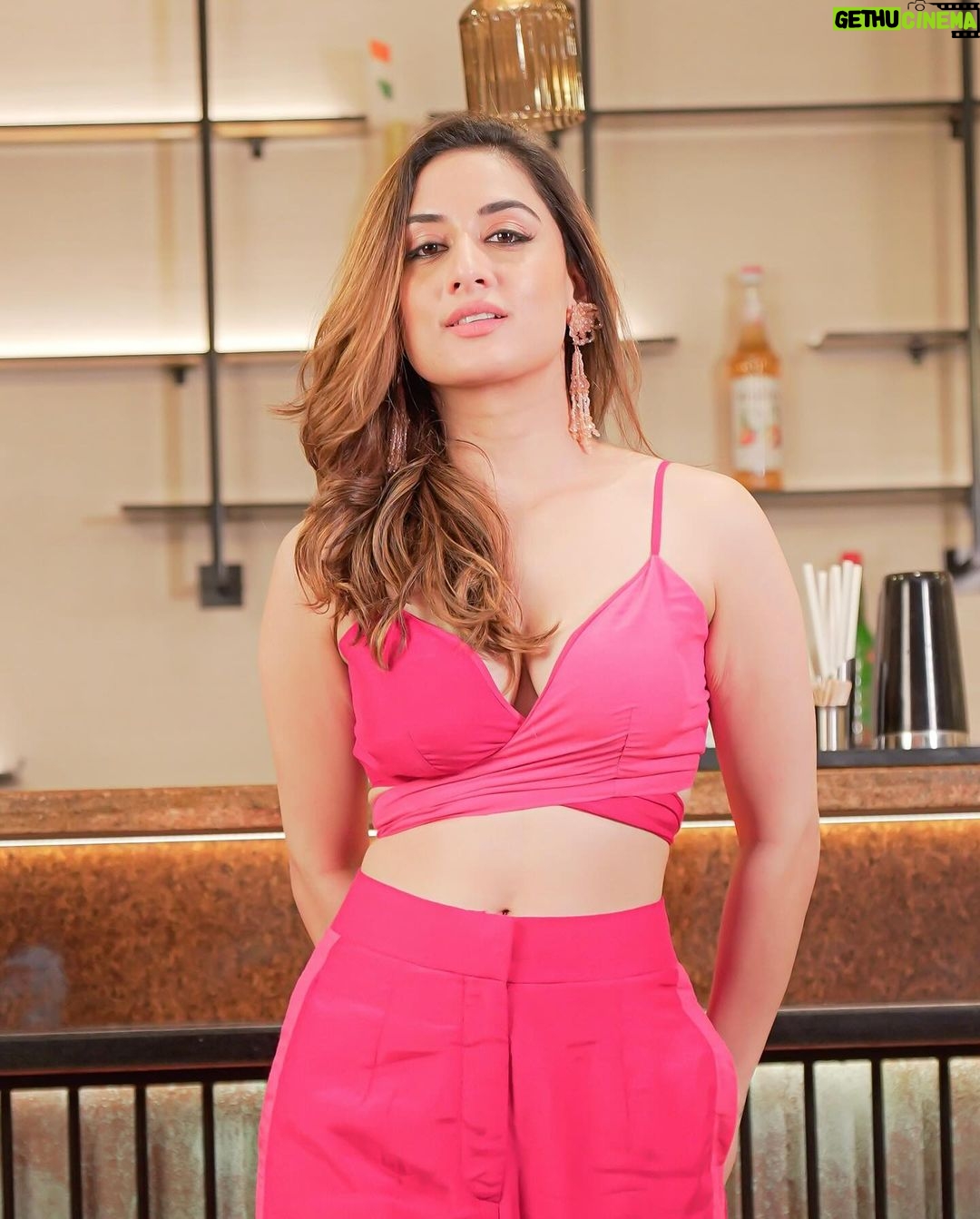 Uditi Singh Instagram - 🩷🤍 . . . . . 📸: @amit_dey_photography MUA: @nayanalingaraj_ 👗: @ordinaree.in
