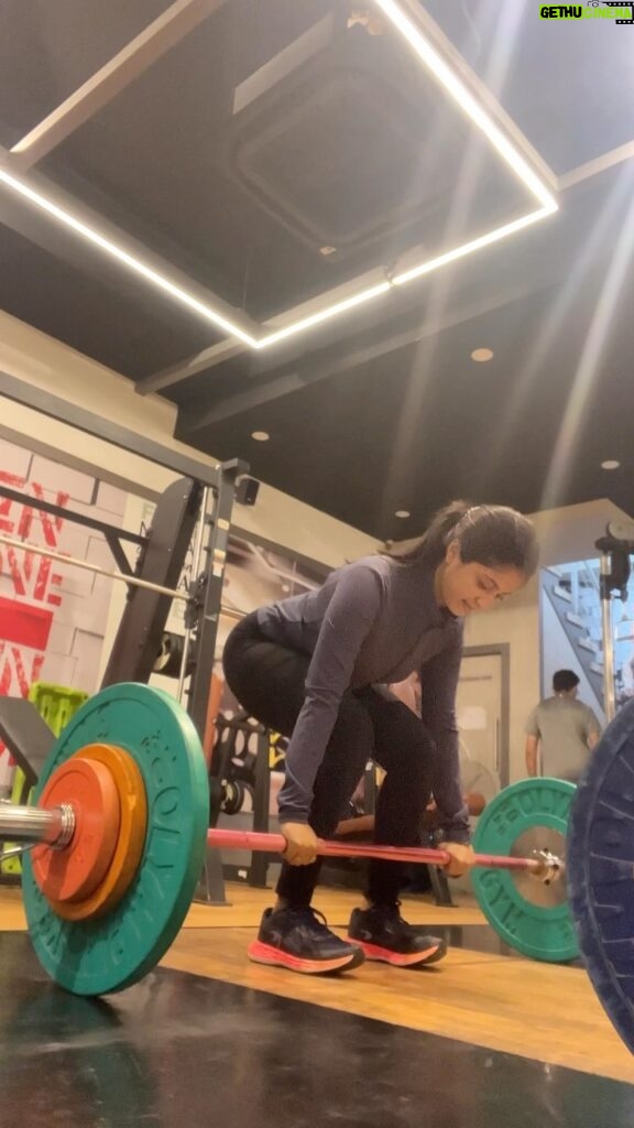 Ulka Gupta Instagram - Time to kill what’s been gained, back to the grind again 💪🏾 Missed my training schedules, happy to be back at it! High Fly 👋🏾 @shindejatin #workout #deadlifts