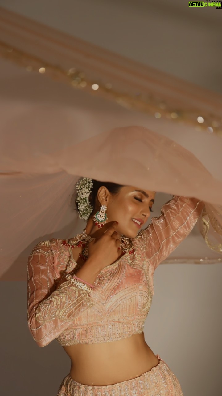 Ulka Gupta Instagram - @fzyfuzionstudio @ilmanaazphotography1 #ulkagupta #ulka #ilmanaazphotographyđź“· #bts #photography #photoshoot
